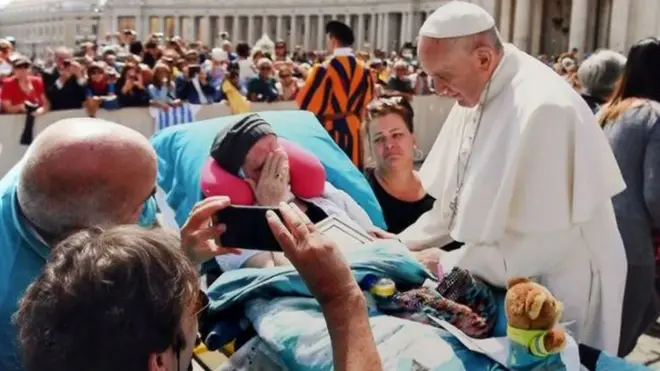 Poucos dias depois de realizar seu último desejo de encontrar o Papa Francisco, esta paciente morreu