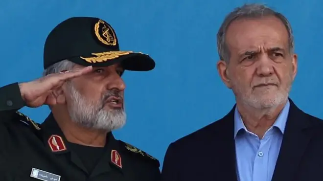 O presidente iraniano Masoud Pezeshkian (à direita) e o comandante da Força Aeroespacial do Corpo da Guarda Revolucionária, Amir Ali Hajizadeh (à esquerda), participam de um desfile militar em Teerã, no Irã, em 21 de setembro de 2024