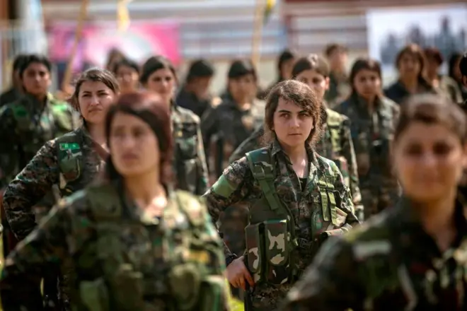 Suriye'de, Kadın Savunma Birlikleri (YPJ) bünyesinde askeri eğitim alan bir grup genç kadın 