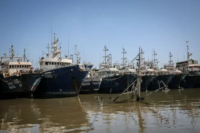 Navires de pêche industrielle étrangers alignés au port de pêche du Mole 10 à Dakar. 