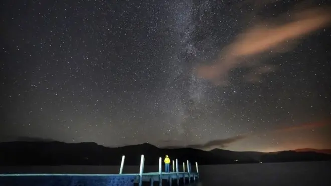 Céu estrelado e Via Láctea, em foto feita na Inglaterra em 2020