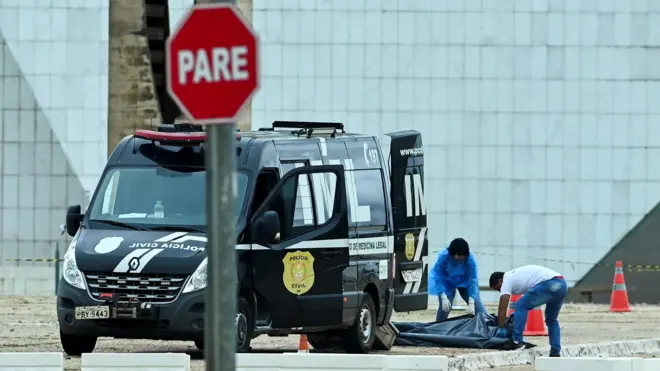 Corpo de homem que se explodiu em frente ao STF em Brasília é retirado por carro do IML