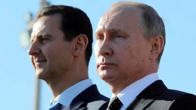 Bức ảnh tư liệu chụp Tổng thống Nga Vladimir Putin (bên phải) và Tổng thống Syria Bashar al-Assad đứng cạnh nhau khi thăm căn cứ không quân Hmeymim tại Syria vào năm 2017.