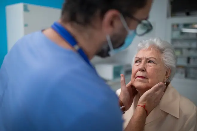 Doktor bir kadını muayene ediyor