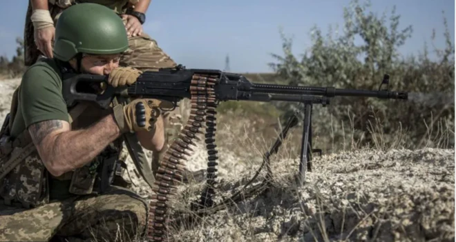 Makineli tüfek eğitimi alan bir Ukrayna askeri