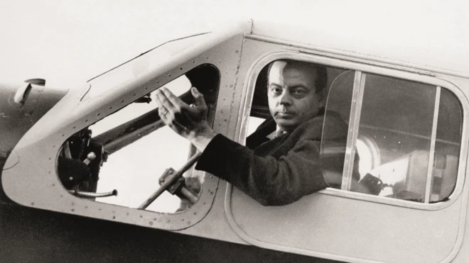 Antoine de Saint-Exupéry na cabine de seu Caudron-Simoun