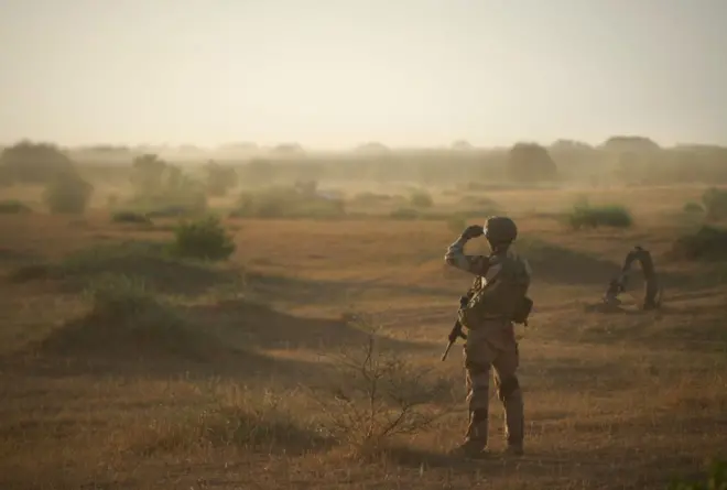 Un soldat en faction dans le Sahel