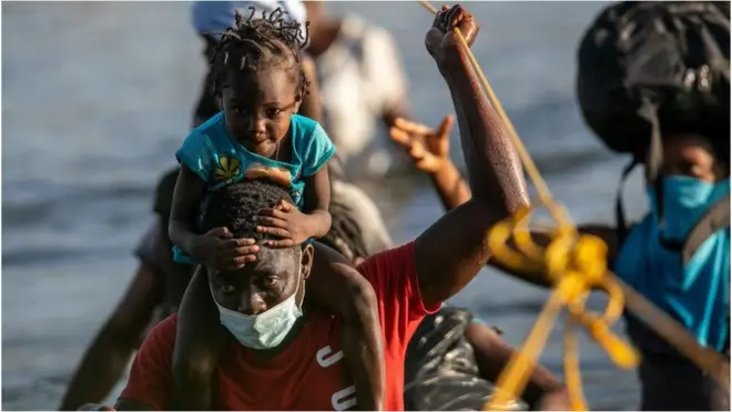 Haitianos cruzam o Rio Grande perto de Ciudad Acuña