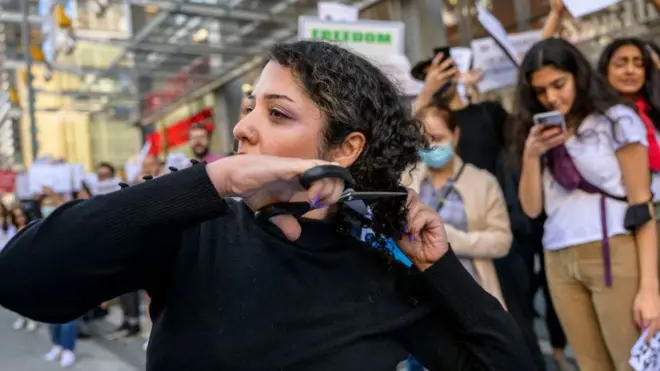 Mulher corta cabelo em Nova York