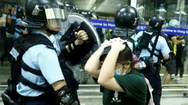 Nesta terça-feira, policiais entraram em confronto com manifestantes no aeroporto de Hong Kong