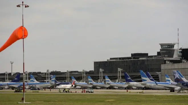 Aviões em aeroporto argentino