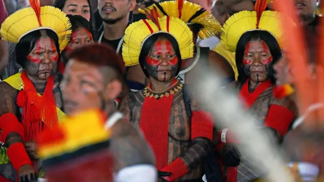 Mulheres indígenas com roupas tradicionais