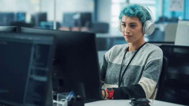 Jovem em frente a um computador