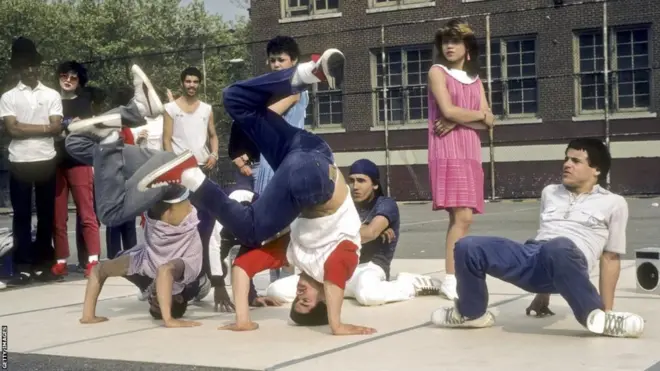 O grupo Rock Steady Crew, apresentando-se em Nova York em 1983