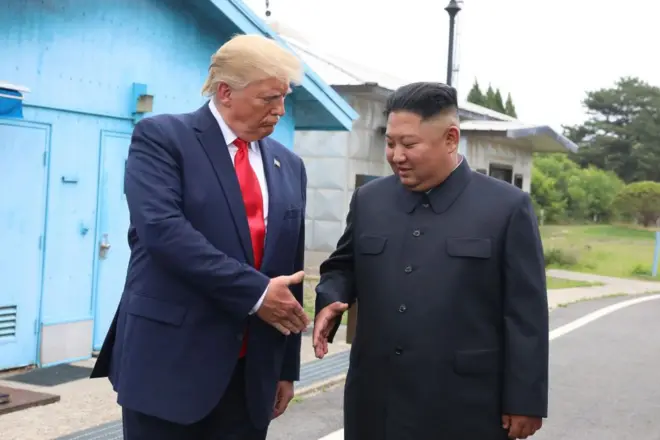 Trump e Kim Jong-un apertam mãos