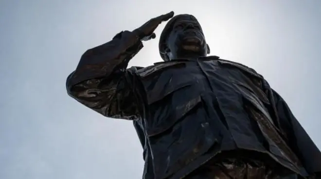 Foto colorida de estátua de Hugo Chávez fazendo continencia