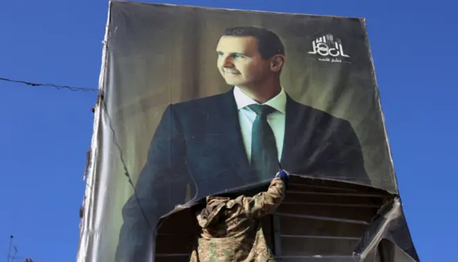 Imagem de Bashar-al Assad na lateral de um prédio em Damasco, na Síria