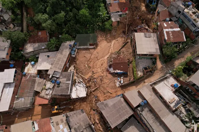 Foto aérea mostra devastação em cidade no litoral