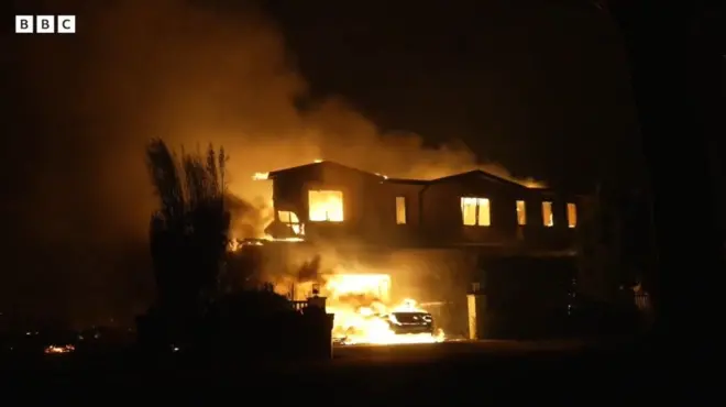 米ロサンゼルスの山火事で燃える住宅