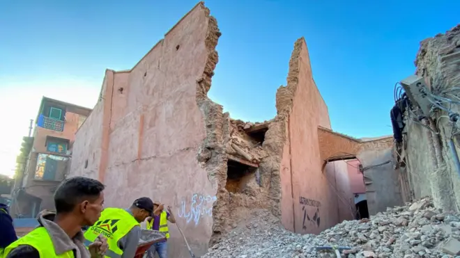 Pessoas trabalham nos escombros da cidade histórica de Marrakech, após o terremoto