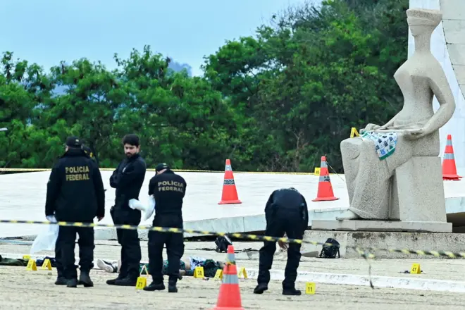 Agentes da Polícia Federal periciam corpo morto em frente ao STF