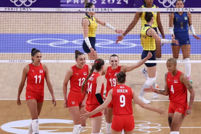 Türkiye A Milli Kadın Voleybol Takımı, Paris 2024 Olimpiyat Oyunları bronz madalya maçında Brezilya ile mücadele ediyor.