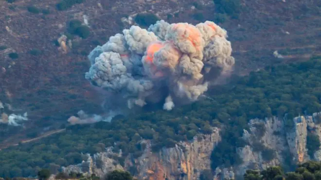 Fumaça saindo do local de um ataque aéreo israelense em Marjayoun, perto da fronteira entre Líbano e Israel, em 23 de setembro.