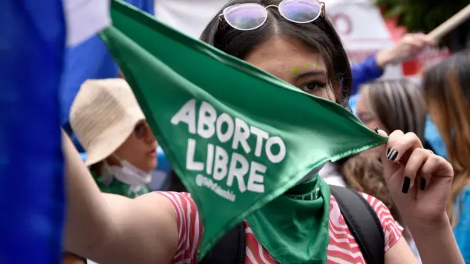 Mulheres se manifestaram defendendo o aborto em frente ao Palácio da Justiça da Colômbia