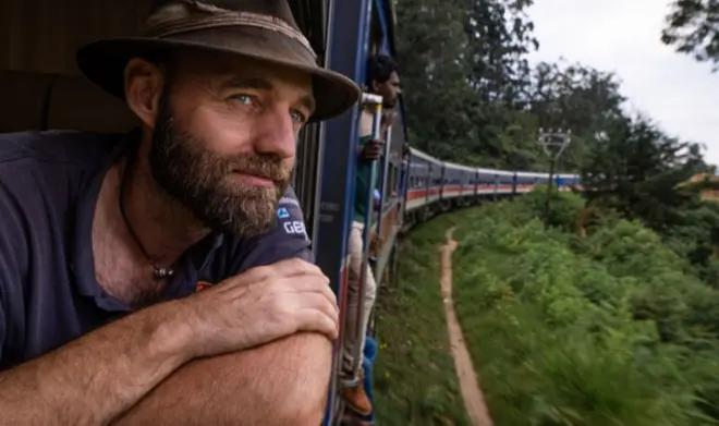 Thor na janela de um trem