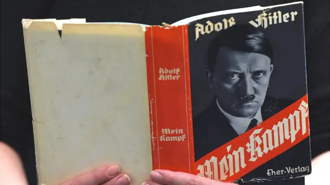 Membros de grupo neo nazista instruíram repórter da BBC a ler o livro Mein Kampf (Minha luta), escrito por Hitler