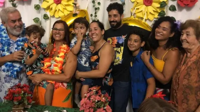 O coda Flávio com o pai, a mãe, a irmã e demais familiares