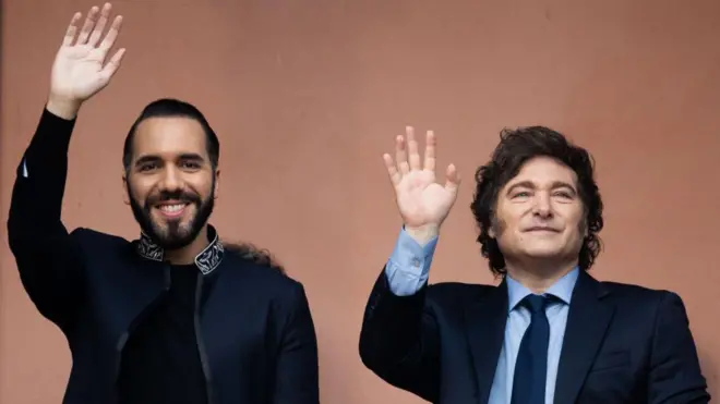 O presidente da Argentina, Javier Milei, e o presidente de El Salvador, Nayib Bukele, acenam do balcão da Casa Rosada, como parte de uma visita à Argentina, em 30 de setembro de 2024.