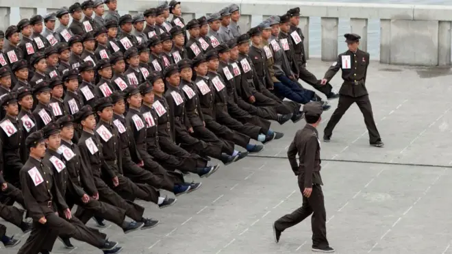 Soldados norte-coreanos treinando na Praça Kim Il-sung em Pyongyang, na Coreia do Norte