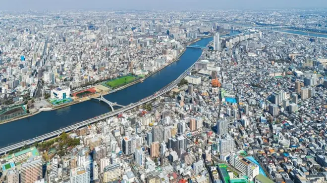 Rio atravessa cidade grande