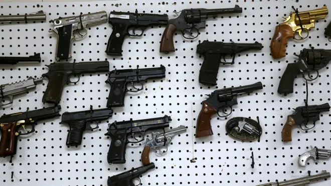 Houve aumento de 12% na quantidade de revólveres e pistolas importadas, e de 574% na importação de fuzis, carabinas, metralhadoras e submetralhadoras