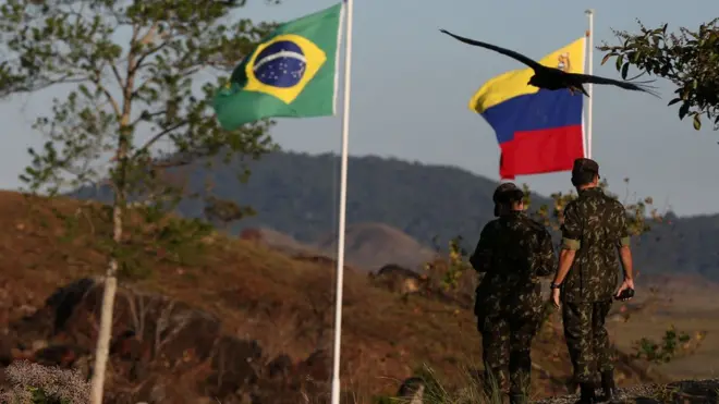 Enquanto EUA insistem em dizer que uma ação militar na Venezuela não está descartada, o governo brasileiro repete que não cogita usar a força contra o governo de Nicolás Maduro. O que explica posição de cautela do Brasil?