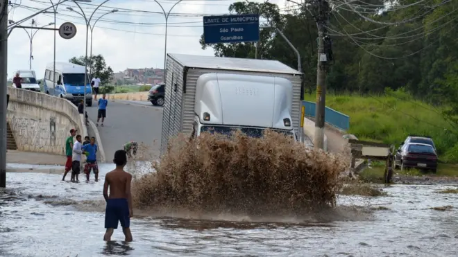 Moradores relatam ter contraído leptospirose, dengue e várias outras doenças em região alagada há mais de um mês em SP