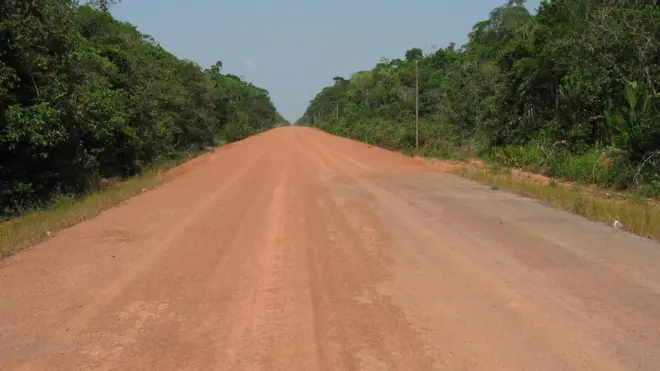 A estrada BR-319 hoje em dia - não pavimentada e com árvores ao redor