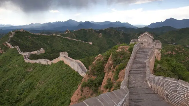 A Grande Muralha da China, erguida no século 14, é um dos grandes monumentos históricos do país