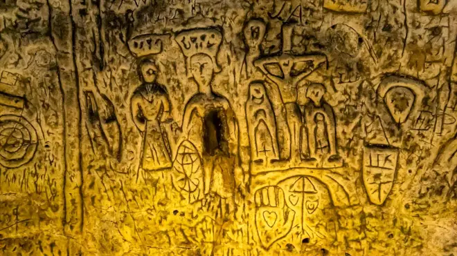 Gravações em parede de caverna