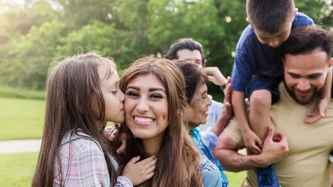 Una niña besa a una familiar