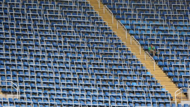 Onde está o Wally? Espectador solitário em partida de futebol feminino entre Suécia e África do Sul fica difícil de ver entre lugares vazios