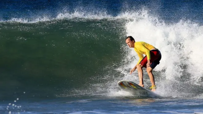 Tom Vanderbilt surfando