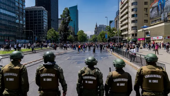 La crisis en Chile se desató después de que el gobierno anunciara el alza de los precios del pasaje de metro.