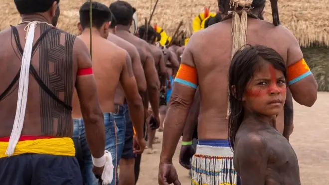 Indígenas se apresentam durante encontro que reuniu representantes 14 etnias e de quatro reservas extrativistas na Terra Indígena Menkragnoti, no Pará