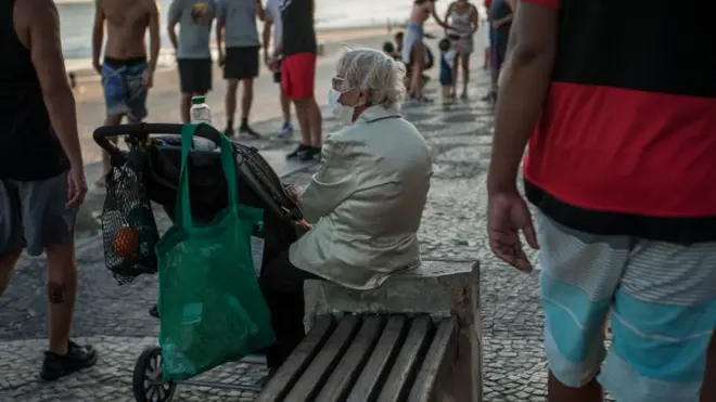 Idosa em praia do Rio, em foto de 2020