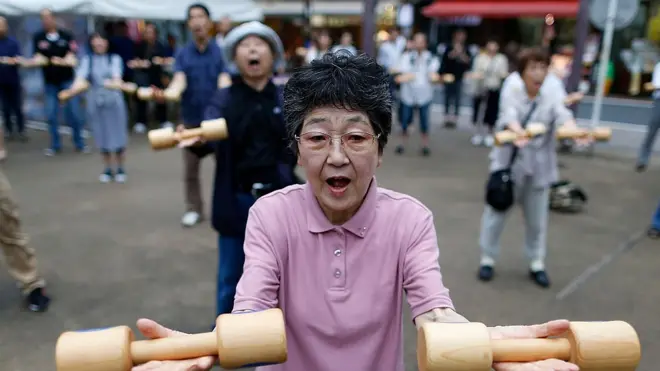 地球村人口老龄化速度加快，（外）祖父母人数超过了小娃娃人数。今天的娃娃长大后将面对怎样的世界？