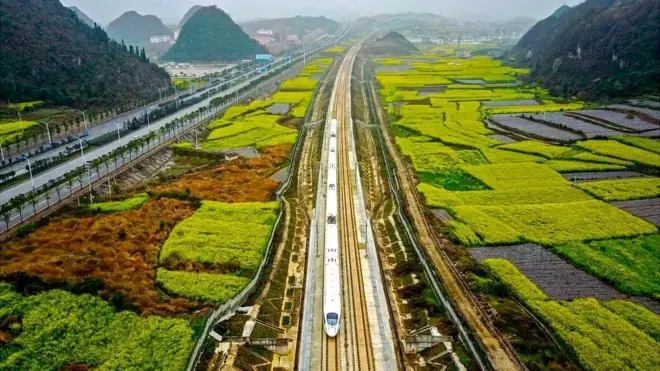 A antiga Rota da Seda uniu comercial e culturalmente o Oriente ao Ocidente há dois mil anos. A China quer revivê-la com projetos como este trem de alta velocidade na cidade chinesa de Anshun, na província de Guizhou