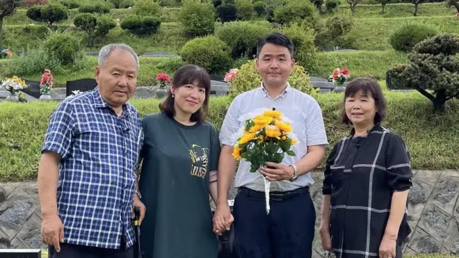 Jang Jun-ha (segundo à direita) e sua família quando visitaram o túmulo de seu irmão