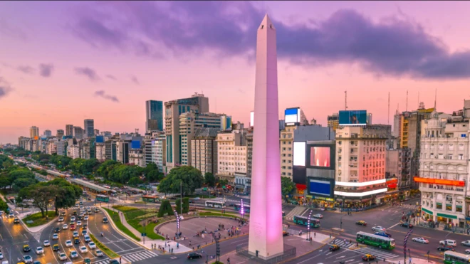 Foto mostrando o obelisco e a avenida 9 de Julio em Buenos Aires